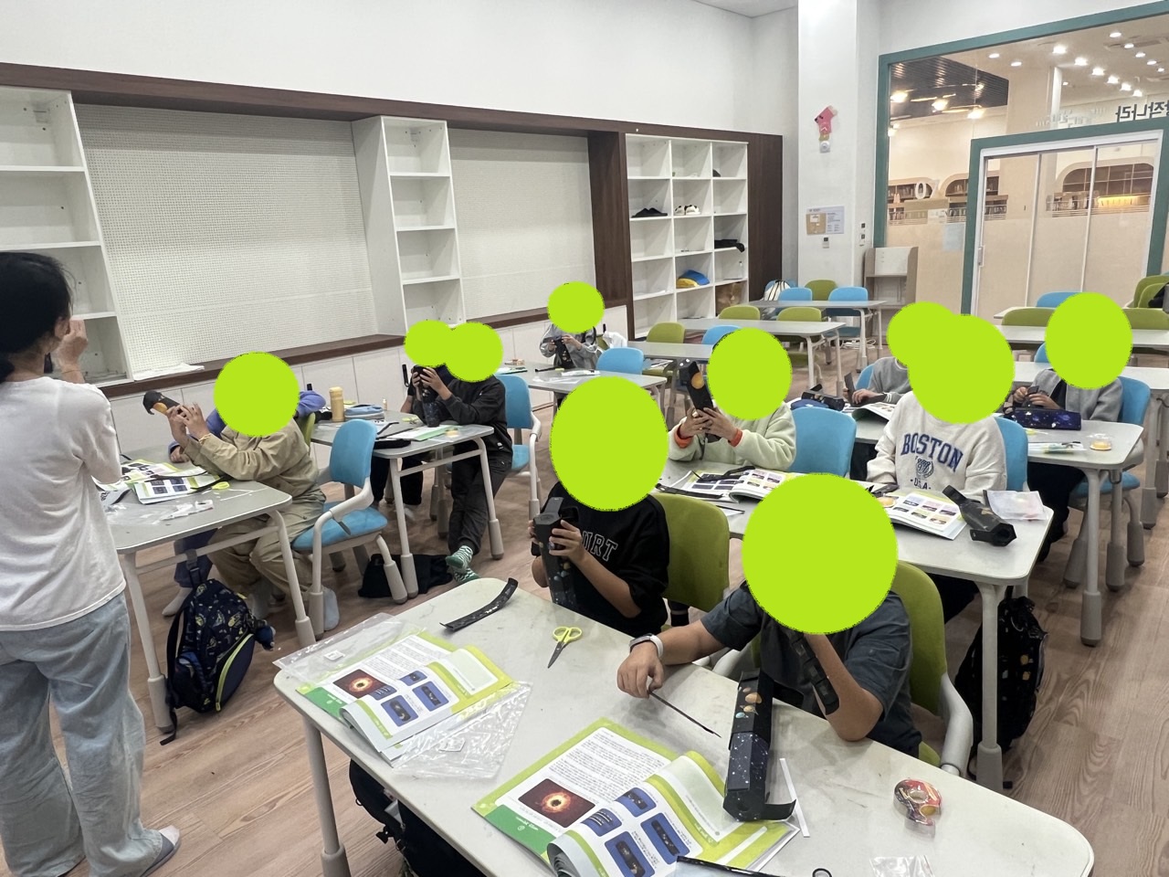 20251022_부산도서관_하늘을 보는 눈.jpg